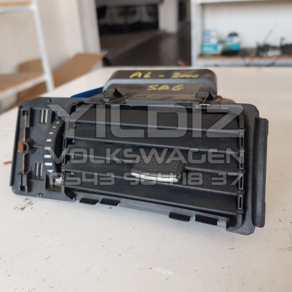 Audi A6 4B1820902 Orijinal Çıkma Ön Göğüs Sağ Havalandırma Izgarası Üfleç 1997 1998 1999 2000 2001 2002 2003 2004 2005