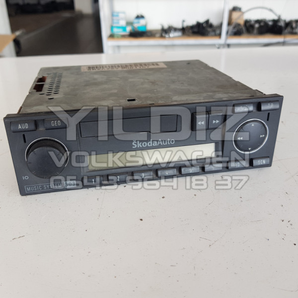 Skoda Octavia Music System 303 1U0035160B Orijinal Araçtan Sökülme Radyo Teyp