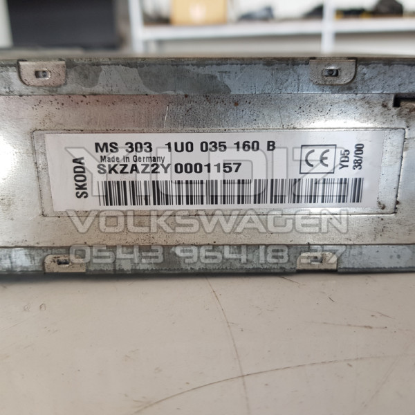 Skoda Octavia Music System 303 1U0035160B Orijinal Araçtan Sökülme Radyo Teyp