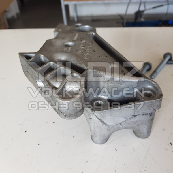 Volkswagen Audi Skoda Seat 04L199207 Orijinal Çıkma Motor Alt Üçgen Bağlantı Tutucu Braketi